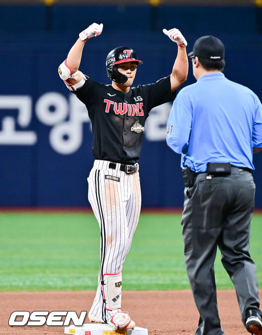 [OSEN=고척, 박준형 기자] 2일 오후 서울 고척스카이돔에서 2026 신한 SOL KBO리그 키움 히어로즈와 LG 트윈스의 경기가 열렸다. 6회초 무사 2루 LG 이영빈이 재역전 1타점 적시 2루타를 날리고 세리머니를 하고 있다. 2026.07.02 / soul1014@osen.co.kr