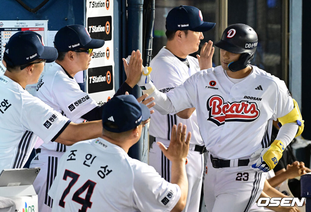 2일 서울 잠실야구장에서 2026 신한 SOL KBO리그 두산 베어스와 롯데 자이언츠의 경기가 열렸다.이날 두산은 곽빈, 롯데는 나균안을 선발로 내세웠다.5회말 1사 2루에서 두산 강승호가 선제 중월 투런포를 날리며 김원형 감독과 하이파이브를 하고 있다. 2026.07.02 / jpnews@osen.co.kr