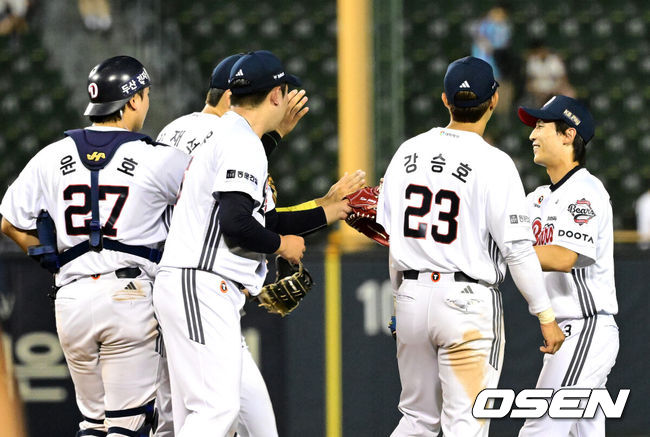 [OSEN=잠실, 지형준 기자] 두산이 롯데의 5연속 위닝시리즈 도전을 막아섰다.&nbsp;프로야구 두산 베어스는 2일 서울 잠실구장에서 열린 2026 신한 SOL KBO리그 롯데 자이언츠와의 시즌 12차전에서 8-3으로 승리했다.&nbsp;두산은 전날 연장 패배를 설욕하며 주중 3연전을 위닝시리즈로 마무리했다. 시즌 40승 2무 39패. 최근 3연속 위닝시리즈에 성공했다. 반면 최근 5연속 위닝시리즈가 좌절된 롯데는 34승 2무 43패가 됐다.&nbsp;경기를 마치고 두산 선수들이 승리 하이파이브를 하고 있다. 2026.07.02 / jpnews@osen.co.kr