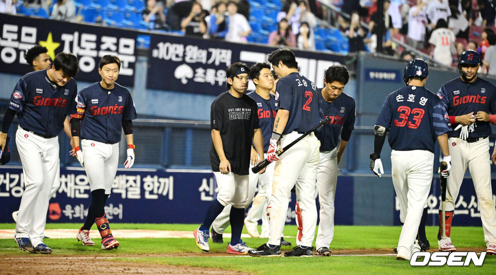 두산이 롯데의 5연속 위닝시리즈 도전을 막아섰다. 프로야구 두산 베어스는 2일 서울 잠실구장에서 열린 2026 신한 SOL KBO리그 롯데 자이언츠와의 시즌 12차전에서 8-3으로 승리했다. 두산은 전날 연장 패배를 설욕하며 주중 3연전을 위닝시리즈로 마무리했다. 시즌 40승 2무 39패. 최근 3연속 위닝시리즈에 성공했다. 반면 최근 5연속 위닝시리즈가 좌절된 롯데는 34승 2무 43패가 됐다. 경기를 마치고 롯데 선수들이 패배를 아쉬워하고 있다. 2026.07.02 / jpnews@osen.co.kr