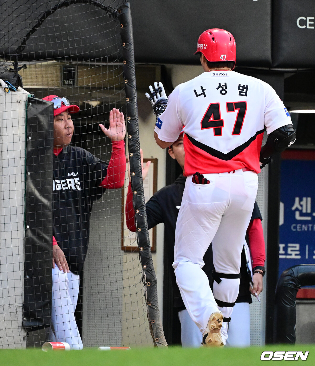 17일 광주-기아 챔피언스필드에서 2026 신한 SOL KBO리그 KIA 타이거즈와 LG 트윈스의 경기가 열렸다.KIA는 아담 올러, LG는 장현식이 선발로 나섰다.3회말 2사에서 KIA 나성범이 좌중간 솔로포를 날리며 이범호 감독과 하이파이브를 하고 있다. 2026.06.17 / jpnews@osen.co.kr