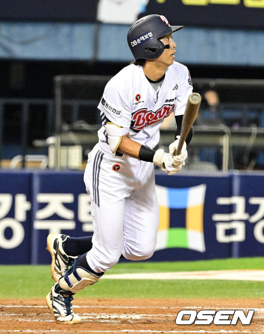 [OSEN=잠실, 지형준 기자] 2일 서울 잠실야구장에서 2026 신한 SOL KBO리그 두산 베어스와 롯데 자이언츠의 경기가 열렸다.이날 두산은 곽빈, 롯데는 나균안을 선발로 내세웠다.3회말 1사 1루에서 두산 김민석이 우중간 안타를 날리고 있다. 2026.07.02 / jpnews@osen.co.kr