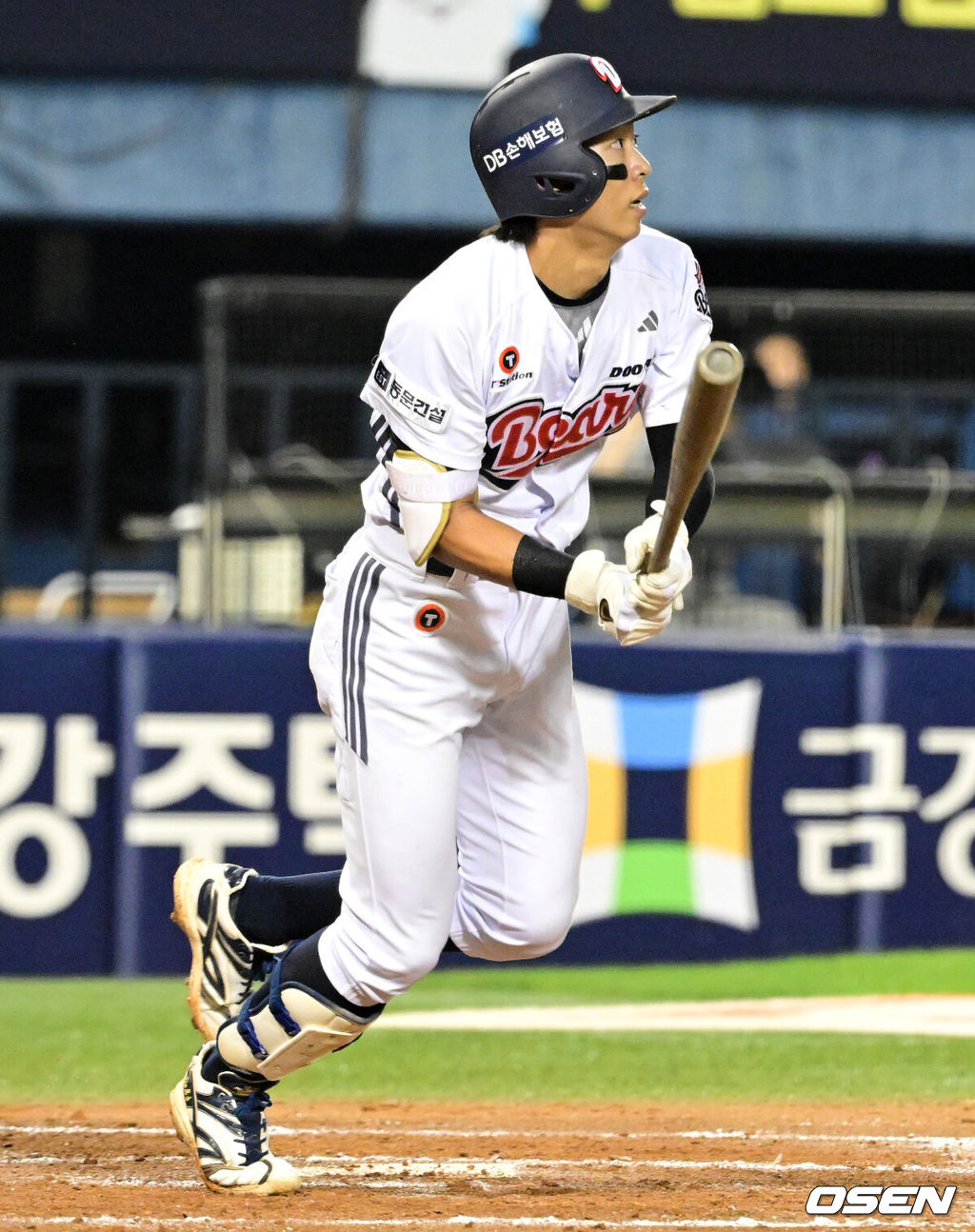 2일 서울 잠실야구장에서 2026 신한 SOL KBO리그 두산 베어스와 롯데 자이언츠의 경기가 열렸다.이날 두산은 곽빈, 롯데는 나균안을 선발로 내세웠다.3회말 1사 1루에서 두산 김민석이 우중간 안타를 날리고 있다. 2026.07.02 / jpnews@osen.co.kr