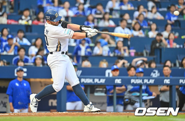 [OSEN=창원, 이석우 기자] 2일 창원NC파크에서 2026 신한 SOL KBO 리그 NC 다이노스와 삼성 라이온즈의 경기가 열렸다. 홈팀 NC는 김태경이, 방문팀 삼성은 김백산이 선발 출전했다. NC 다이노스 블레인이 1회말 2사 1루 좌익수 플라이를 치고 있다. 2026.07.02 / foto0307@osen.co.kr