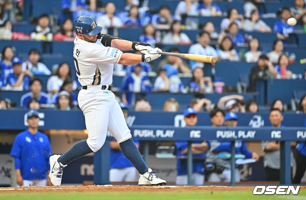2일 창원NC파크에서 2026 신한 SOL KBO 리그 NC 다이노스와 삼성 라이온즈의 경기가 열렸다. 홈팀 NC는 김태경이, 방문팀 삼성은 김백산이 선발 출전했다. NC 다이노스 블레인이 1회말 2사 1루 좌익수 플라이를 치고 있다. 2026.07.02 / foto0307@osen.co.kr