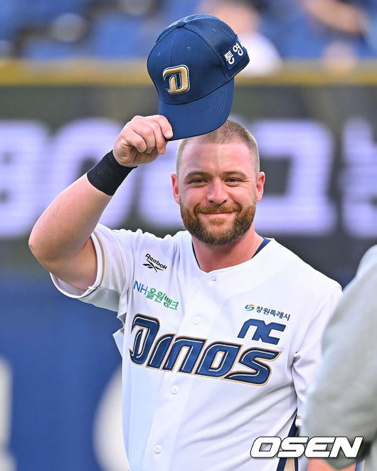[OSEN=창원, 이석우 기자] 2일 창원NC파크에서 2026 신한 SOL KBO 리그 NC 다이노스와 삼성 라이온즈의 경기가 열렸다. 홈팀 NC는 김태경이, 방문팀 삼성은 김백산이 선발 출전했다. NC 다이노스 블레인이 첫 경기에 나서며 팬들에게 인사를 하고 있다. 2026.07.02 / foto0307@osen.co.kr