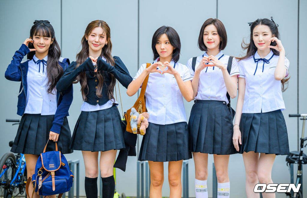 그룹 아이들(미연·민니·소연·우기·슈화)이 25일 경기도 고양시 JTBC스튜디오일산에서 진행된 JTBC '아는 형님' 녹화 방송에 출연했다.완전체로 이날 녹화에 참석한 아이들은 미니 9집 We made'로 오는 7월 컴백을 앞두고 있다. 아이들이 녹화 출근길에서 포즈를 취하고 있다.   2026.06.25 / soul1014@osen.co.kr