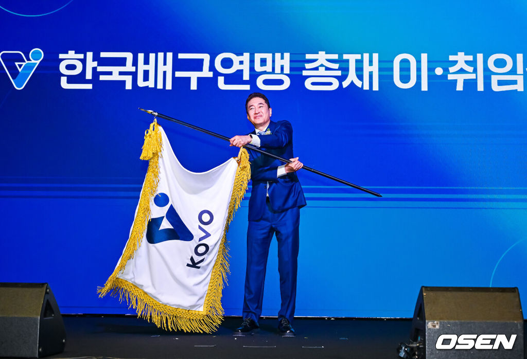3일 서울 그랜드 하얏트 서울 그랜드볼룸홀에 한국배구연맹 총재 이·취임식이 열렸다.이호진 태광그룹 회장이 한국배구연맹(KOVO) 9대 총재로 선임됐다. 이호진 한국배구연맹 신임 총재가 KOVO 깃발을 날리고 있다. 2026.07.03 / rumi@osen.co.kr