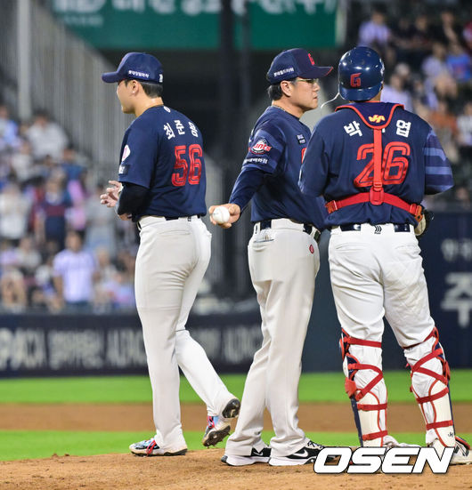 [OSEN=잠실, 박준형 기자] 1일 서울 잠실야구장에서 2026 신한 SOL KBO리그 두산 베어스와 롯데 자이언츠의 경기가 열렸다.이날 두산은 벤자민(4승 6패)을, 롯데는 로드리게스(4승 5패)를 선발로 내세웠다.9회말 동점 허용한 롯데 마무리 투수 최준용이 강판되고 있다.       2026.07.01 / soul1014@osen.co.kr
