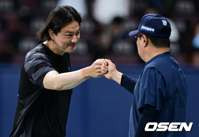 [OSEN=고척, 조은정 기자]프로야구 롯데 자이언츠가 키움 히어로즈를 꺾고 스윕에 성공했다. 시즌 첫 5연승을 달리며 이번 주 5승 1무를 기록했다.롯데는 21일 서울 고척 스카이돔에서 열린 2026 KBO리그 키움과 경기에서 5-3으로 승리했다. 김동현이 쐐기 스리런 홈런을 포함해 2타수 2안타 2볼넷 3타점으로 활약했다. 한동희가 4타수 2안타 1타점을 기록했다.&nbsp;롯데 김태형 감독이 김원중과 승리를 기뻐하고 있다. 2026.06.21 /cej@osen.co.kr