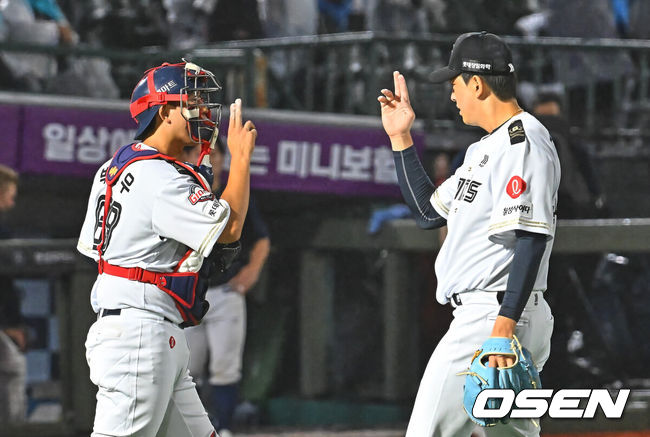 [OSEN=부산, 이석우 기자] 24일 부산 사직야구장에서 2026 신한 SOL KBO 리그 롯데 자이언츠와 NC 다이노스의 경기가 열렸다. 홈팀 롯데는 로드리게스가, 방문팀 NC는 테일러가 선발 출전했다.롯데 자이언츠 김원중과 박건우가 5-3으로 역전승을 올리고 기쁨을 나누고 있다. 2026.06.24 / foto0307@osen.co.kr