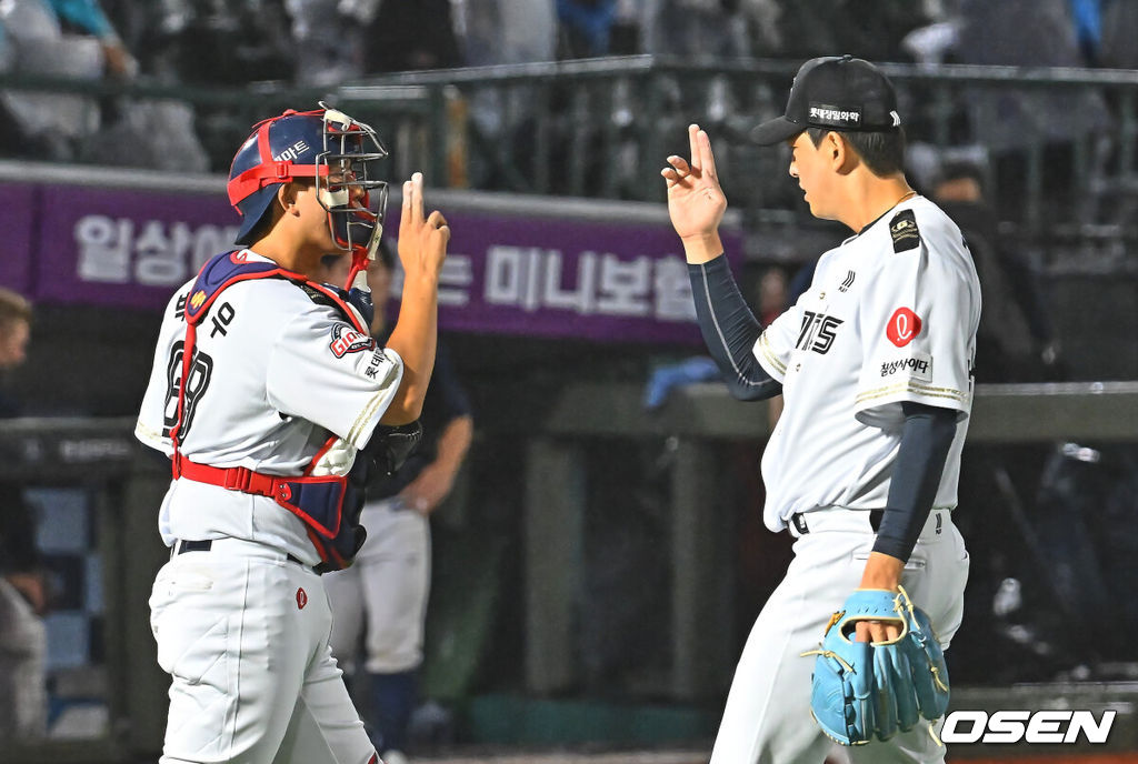 24일 부산 사직야구장에서 2026 신한 SOL KBO 리그 롯데 자이언츠와 NC 다이노스의 경기가 열렸다. 홈팀 롯데는 로드리게스가, 방문팀 NC는 테일러가 선발 출전했다.롯데 자이언츠 김원중과 박건우가 5-3으로 역전승을 올리고 기쁨을 나누고 있다. 2026.06.24 / foto0307@osen.co.kr