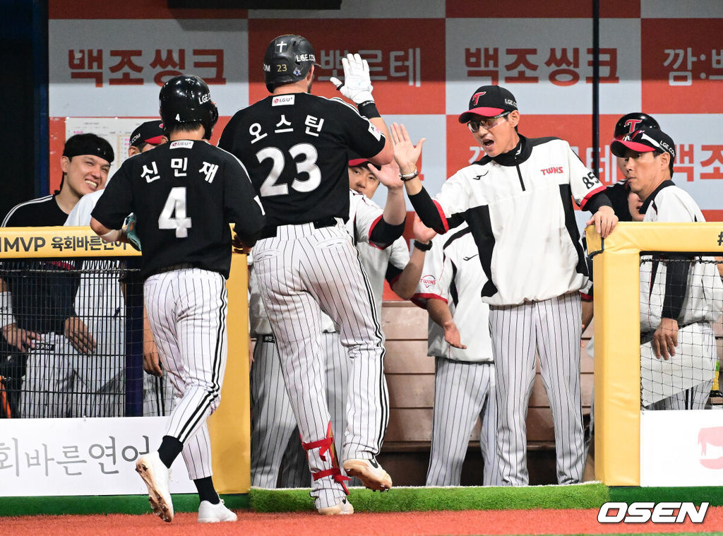1일 오후 서울 고척스카이돔에서 2026 신한 SOL KBO리그 키움 히어로즈와  LG 트윈스의 경기가 열렸다.이날 키움은 알칸타라, LG는 함덕주가 선발로 나섰다.5회말 2사 2루에서 LG 오스틴이 우월 투런포를 날리며 염경엽 감독과 하이파이브를 하고 있다. 2026.07.01 / jpnews@osen.co.kr
