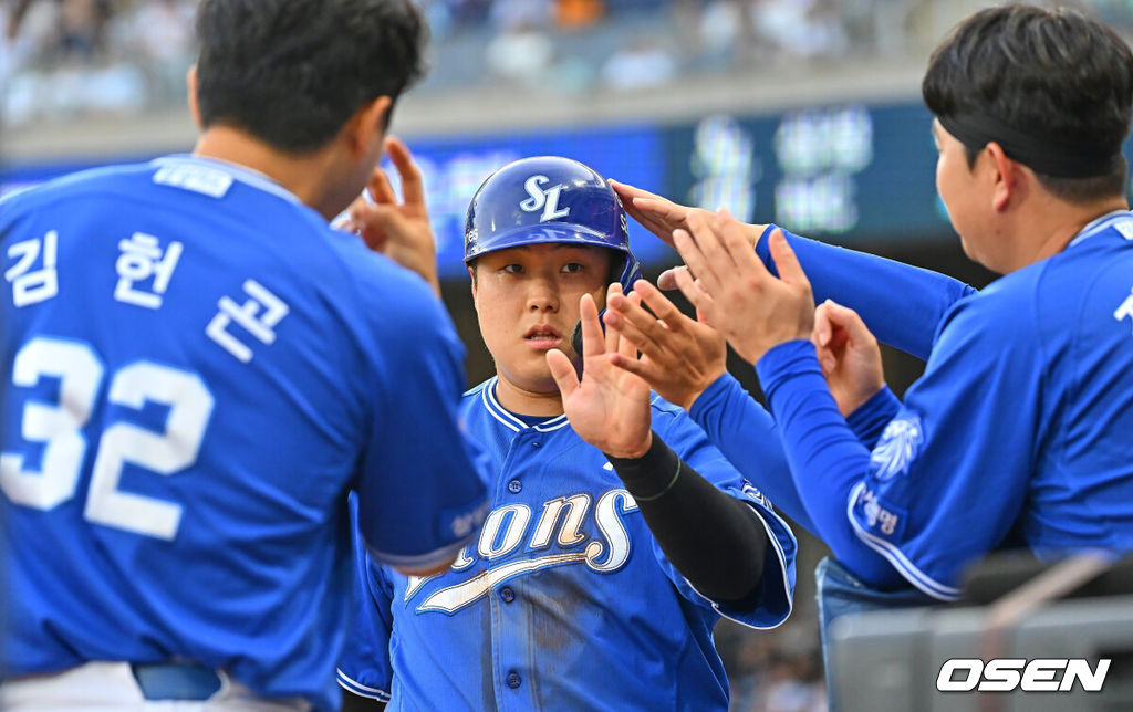 30일 창원NC파크에서 2026 신한 SOL KBO 리그 NC 다이노스와 삼성 라이온즈의 경기가 열렸다. 홈팀 NC는 테일러가, 방문팀 삼성은 오러클린이 선발 출전했다. 삼성 라이온즈 김도환이 2회초 2사 2,3루 김성윤의 유격수 앞 내야 안타때 득점을 올리고 하이파이브를 하고 있다. 2026.06.30 / foto0307@osen.co.kr