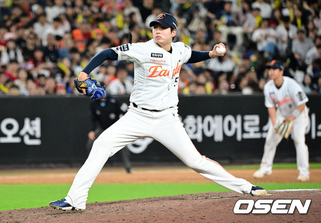 [OSEN=대전, 조은정 기자]9일 오후 대전한화생명볼파크에서 2026 신한 SOL KBO리그 한화 이글스와 KIA 타이거즈의 경기가 열렸다.이날 한화는 왕옌청을 KIA는 황동하를 선발로 내세웠다.7회초 한화 조동욱이 역투하고 있다. 2026.06.09 /cej@osen.co.kr