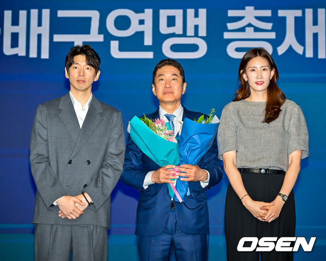 [OSEN=민경훈 기자] 3일 서울 그랜드 하얏트 서울 그랜드볼룸홀에 한국배구연맹 총재 이·취임식이 열렸다.이호진 태광그룹 회장이 한국배구연맹(KOVO) 9대 총재로 선임됐다. 이호진(가운데) 한국배구연맹 제9대 신임 총재가 대한항공 점보스 한선수 선수와 흥국생명 핑크스파이더스 김수지(오른쪽) 선수에게 꽃다발을 전달받은 뒤 기념촬영하고 있다. 2026.07.03 / rumi@osen.co.kr