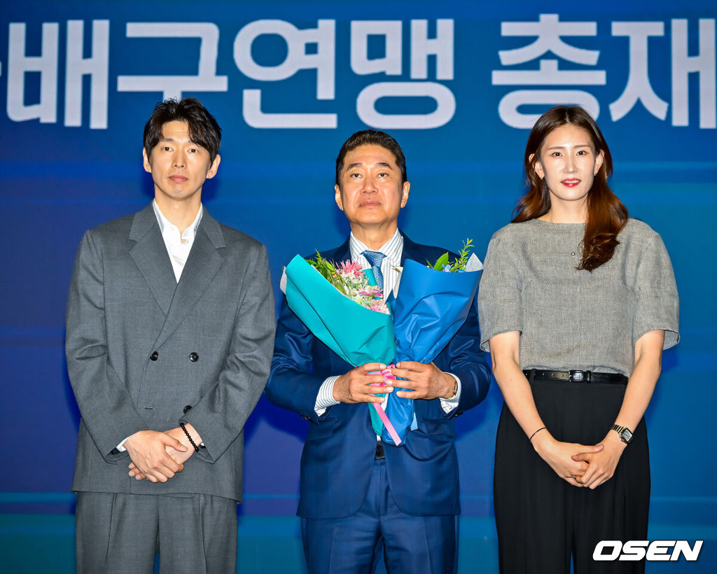 3일 서울 그랜드 하얏트 서울 그랜드볼룸홀에 한국배구연맹 총재 이·취임식이 열렸다.이호진 태광그룹 회장이 한국배구연맹(KOVO) 9대 총재로 선임됐다. 이호진(가운데) 한국배구연맹 제9대 신임 총재가 대한항공 점보스 한선수 선수와 흥국생명 핑크스파이더스 김수지(오른쪽) 선수에게 꽃다발을 전달받은 뒤 기념촬영하고 있다. 2026.07.03 / rumi@osen.co.kr