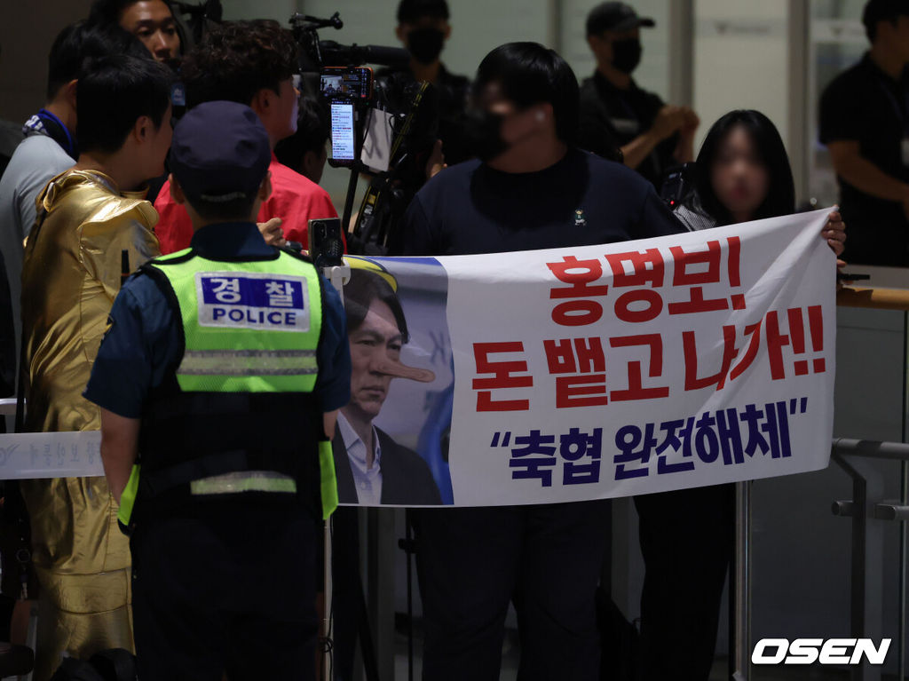 32강 진출에 실패한 대한민국 축구대표팀 중 홍명보 감독을 비롯해 김민재, 황희찬, 설영우, 이강인 등 선수 8명이 30일 새벽 인천국제공항을 통해 귀국했다. 손흥민 등 나머지 선수들은 쪼개져서 각자 귀국한다. 대표팀 귀국 본진은 30일 새벽 인천공항에 도착한다.축구팬들이 '홍명보 나가' 를 외치고 있다. 2026.06.30 / rumi@osen.co.kr