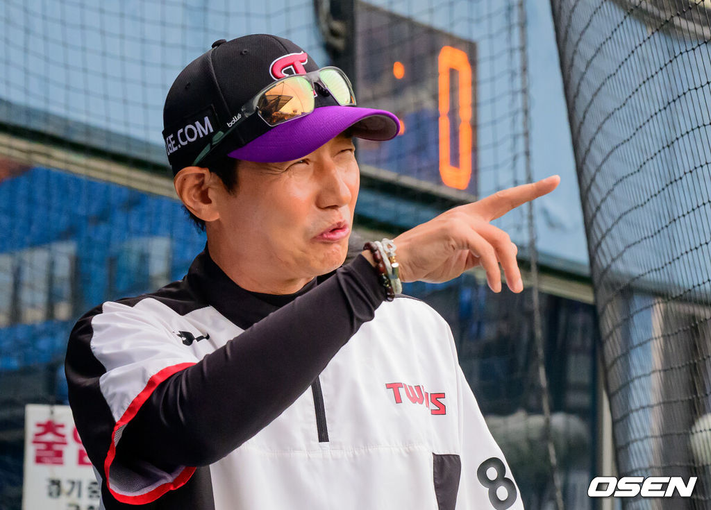 3일 서울 잠실야구장에서 2026 신한 SOL KBO리그 LG 트윈스와 한화 이글스의 경기가 열렸다.이날 LG는 웰스, 한화는 화이트를 선발투수로 내세웠다. 경기에 앞서 LG 염경엽 감독이 해설위원들과 인사를 나누고 있다. 2026.07.03 / jpnews@osen.co.kr