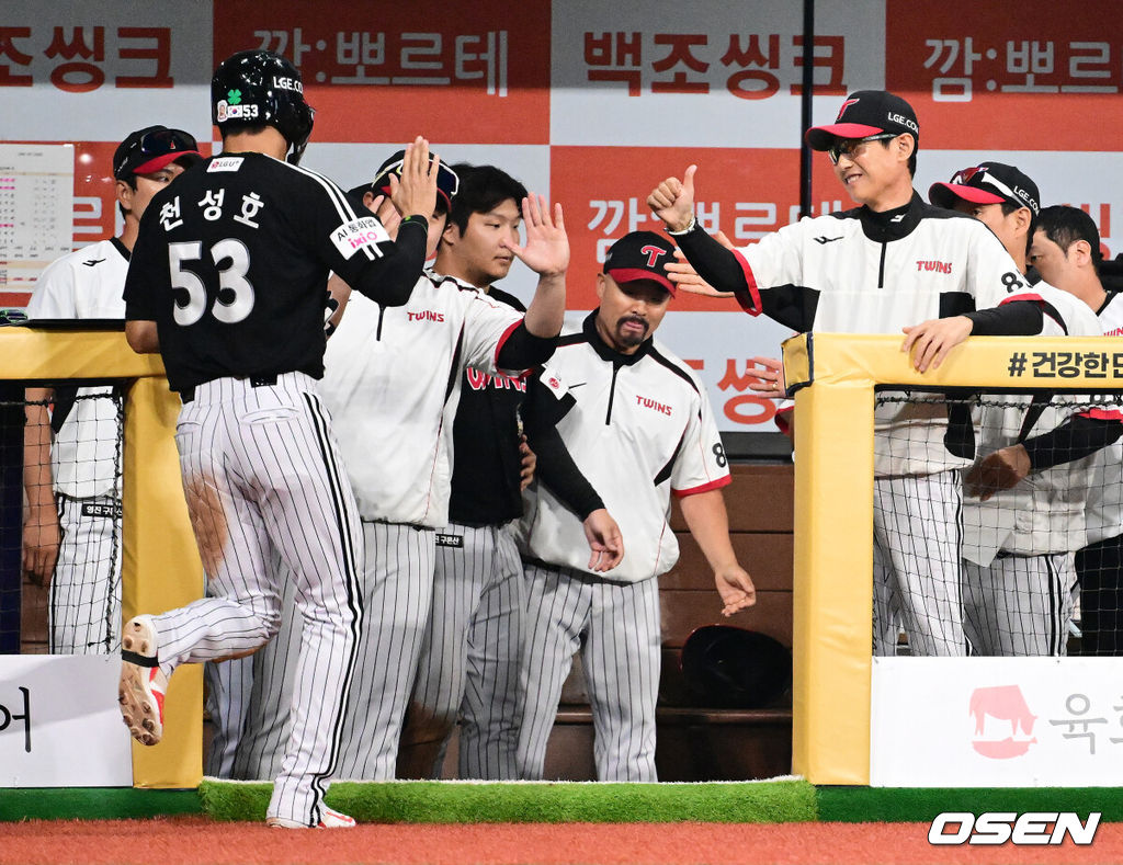 1일 오후 서울 고척스카이돔에서 2026 신한 SOL KBO리그 키움 히어로즈와  LG 트윈스의 경기가 열렸다.이날 키움은 알칸타라, LG는 함덕주가 선발로 나섰다.8회초 2사 2,3루에서 LG 천성호가 박동원의 2타점 적시 2루타에 득점에 성공하며 염경엽 감독과 기뻐하고 있다. 2026.07.01 / jpnews@osen.co.kr