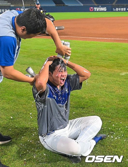 [OSEN=창원, 이석우 기자] 2일 창원NC파크에서 2026 신한 SOL KBO 리그 NC 다이노스와 삼성 라이온즈의 경기가 열렸다. 삼성 김백산이 5⅔이닝 무실점으로 데뷔 첫승을 기록했다. 삼성 김백산이 데뷔 첫승 축하 물세례를 받고 있다. 2026.07.02 / foto0307@osen.co.kr