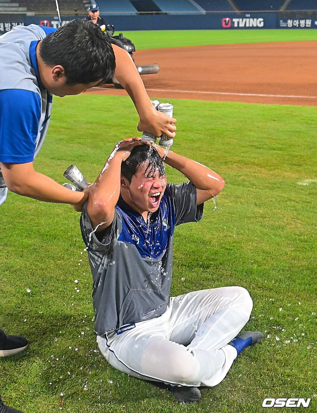 2일 창원NC파크에서 2026 신한 SOL KBO 리그 NC 다이노스와 삼성 라이온즈의 경기가 열렸다. 삼성 김백산이 5⅔이닝 무실점으로 데뷔 첫승을 기록했다. 삼성 김백산이 데뷔 첫승 축하 물세례를 받고 있다. 2026.07.02 / foto0307@osen.co.kr