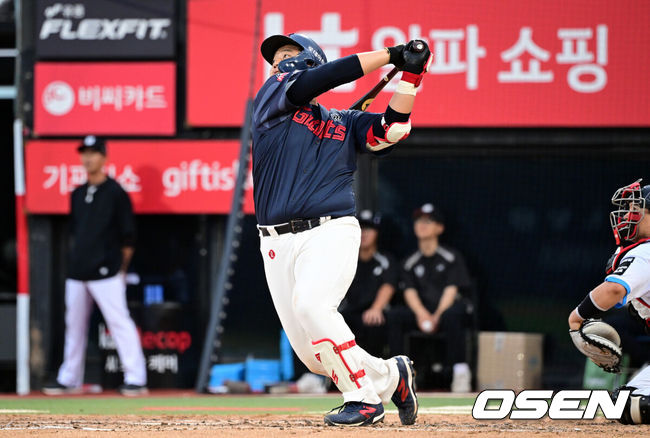 [OSEN=수원, 조은정 기자]3일 수원 KT위즈파크에서 ‘2026 신한 SOL Bank KBO리그’ KT 위즈와 롯데 자이언츠의 경기가 열렸다.홈팀 KT는 로건, 방문팀 롯데는 김진욱을 선발로 내세웠다.4회초 1사 1루에서 롯데 한동희가 선제 투런 홈런을 날리고 있다. 2026.07.03 /cej@osen.co.kr