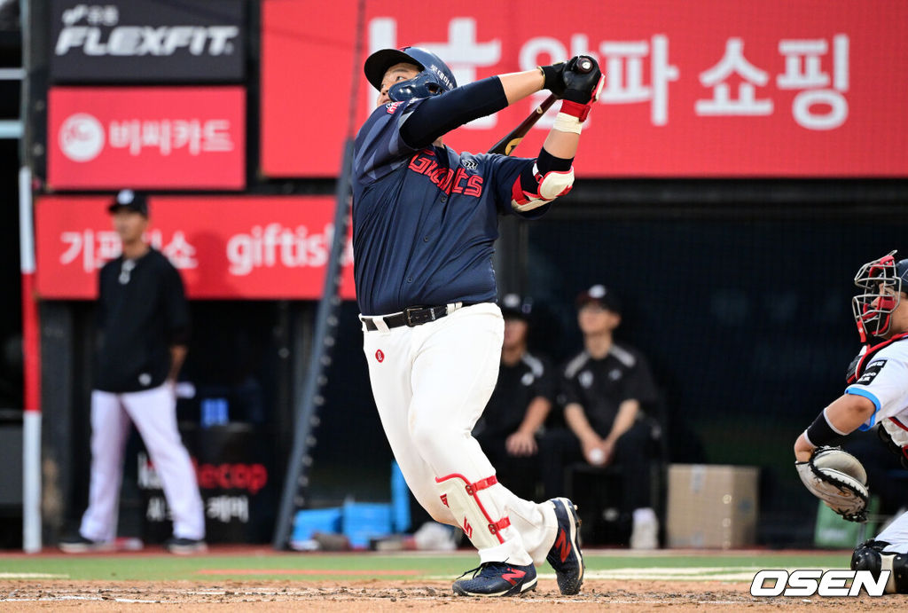 3일 수원 KT위즈파크에서 ‘2026 신한 SOL Bank KBO리그’ KT 위즈와 롯데 자이언츠의 경기가 열렸다.홈팀 KT는 로건, 방문팀 롯데는 김진욱을 선발로 내세웠다.4회초 1사 1루에서 롯데 한동희가 선제 투런 홈런을 날리고 있다. 2026.07.03 /cej@osen.co.kr