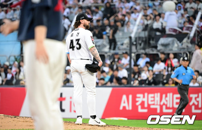 [OSEN=수원, 조은정 기자]3일 수원 KT위즈파크에서 ‘2026 신한 SOL Bank KBO리그’ KT 위즈와 롯데 자이언츠의 경기가 열렸다.홈팀 KT는 로건, 방문팀 롯데는 김진욱을 선발로 내세웠다.4회초 1사 1루에서 KT 로건이 롯데 한동희에게 투런포를 허용한 뒤 아쉬워 하고 있다. 2026.07.03 /cej@osen.co.kr