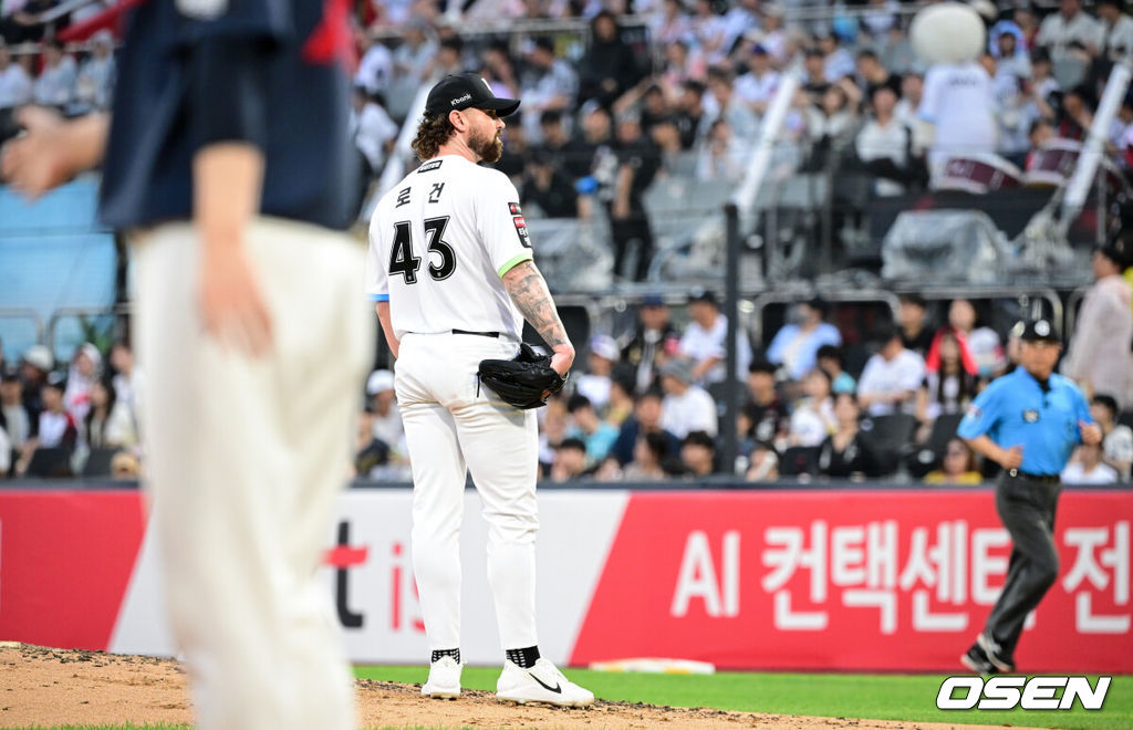 3일 수원 KT위즈파크에서 ‘2026 신한 SOL Bank KBO리그’ KT 위즈와 롯데 자이언츠의 경기가 열렸다.홈팀 KT는 로건, 방문팀 롯데는 김진욱을 선발로 내세웠다.4회초 1사 1루에서 KT 로건이 롯데 한동희에게 투런포를 허용한 뒤 아쉬워 하고 있다. 2026.07.03 /cej@osen.co.kr