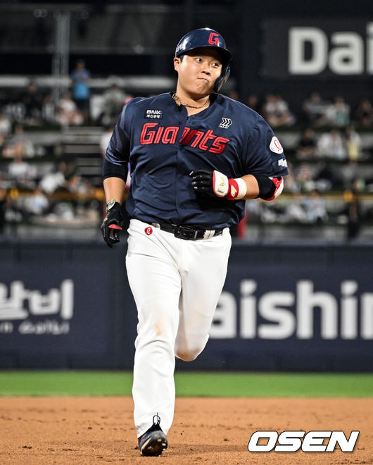 [OSEN=수원, 조은정 기자]3일 수원 KT위즈파크에서 ‘2026 신한 SOL Bank KBO리그’ KT 위즈와 롯데 자이언츠의 경기가 열렸다.홈팀 KT는 로건, 방문팀 롯데는 김진욱을 선발로 내세웠다.8회초 2사 3루에서 롯데 한동희가 달아나는 투런 홈런을 날린 뒤 베이스를 돌고 있다. 4회 선제 투런포에 이은 멀티 홈런. 2026.07.03 /cej@osen.co.kr