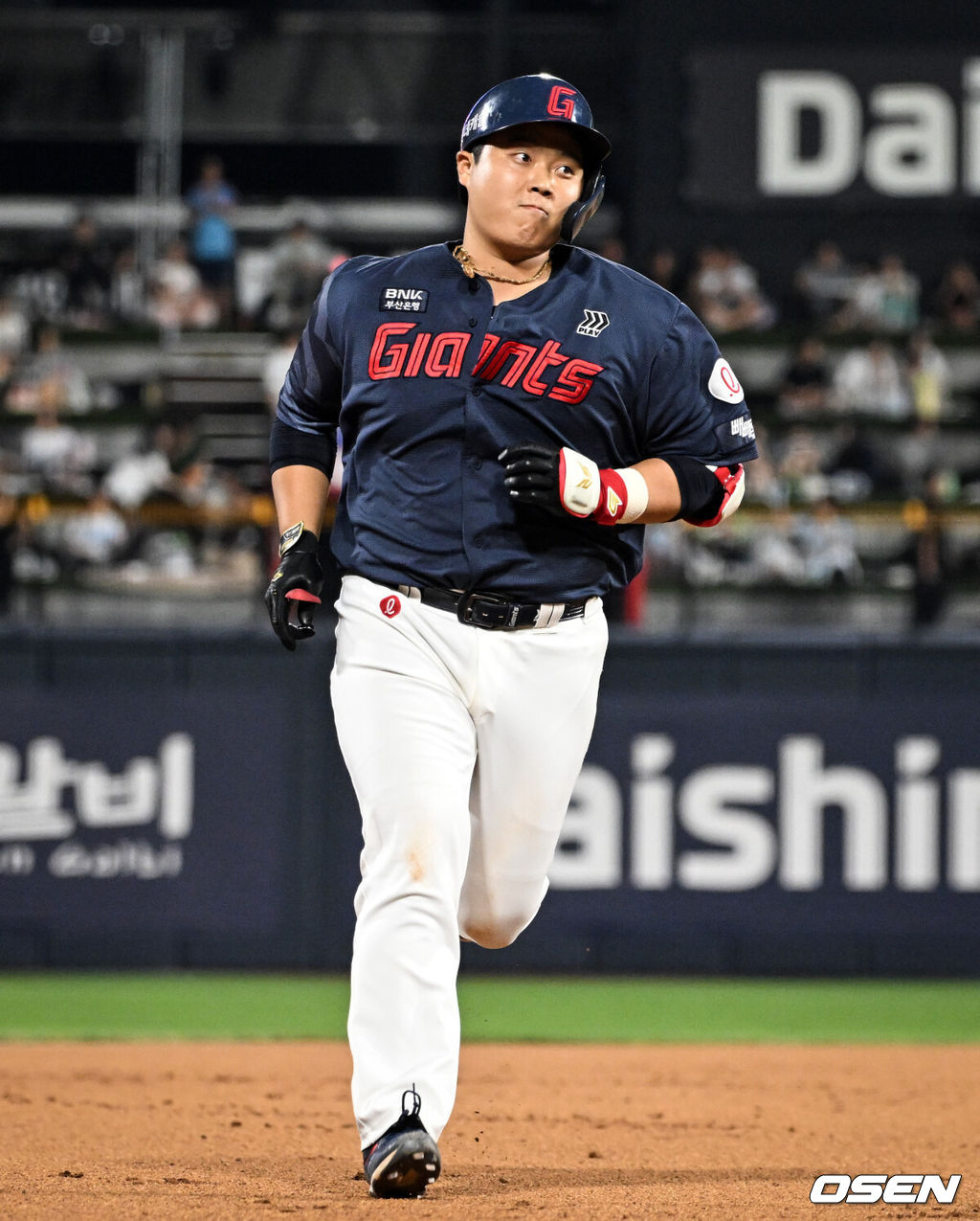 3일 수원 KT위즈파크에서 ‘2026 신한 SOL Bank KBO리그’ KT 위즈와 롯데 자이언츠의 경기가 열렸다.홈팀 KT는 로건, 방문팀 롯데는 김진욱을 선발로 내세웠다.8회초 2사 3루에서 롯데 한동희가 달아나는 투런 홈런을 날린 뒤 베이스를 돌고 있다. 4회 선제 투런포에 이은 멀티 홈런. 2026.07.03 /cej@osen.co.kr