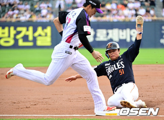 [OSEN=잠실, 지형준 기자] 3일 서울 잠실야구장에서 2026 신한 SOL KBO리그 LG 트윈스와 한화 이글스의 경기가 열렸다.이날 LG는 웰스, 한화는 화이트를 선발투수로 내세웠다.&nbsp;1회초 2사 1,2루에서 LG 천성호가 한화 강백호의 3루땅볼에 문현빈을 포스아웃 처리하고 있다. 2026.07.03 / jpnews@osen.co.kr