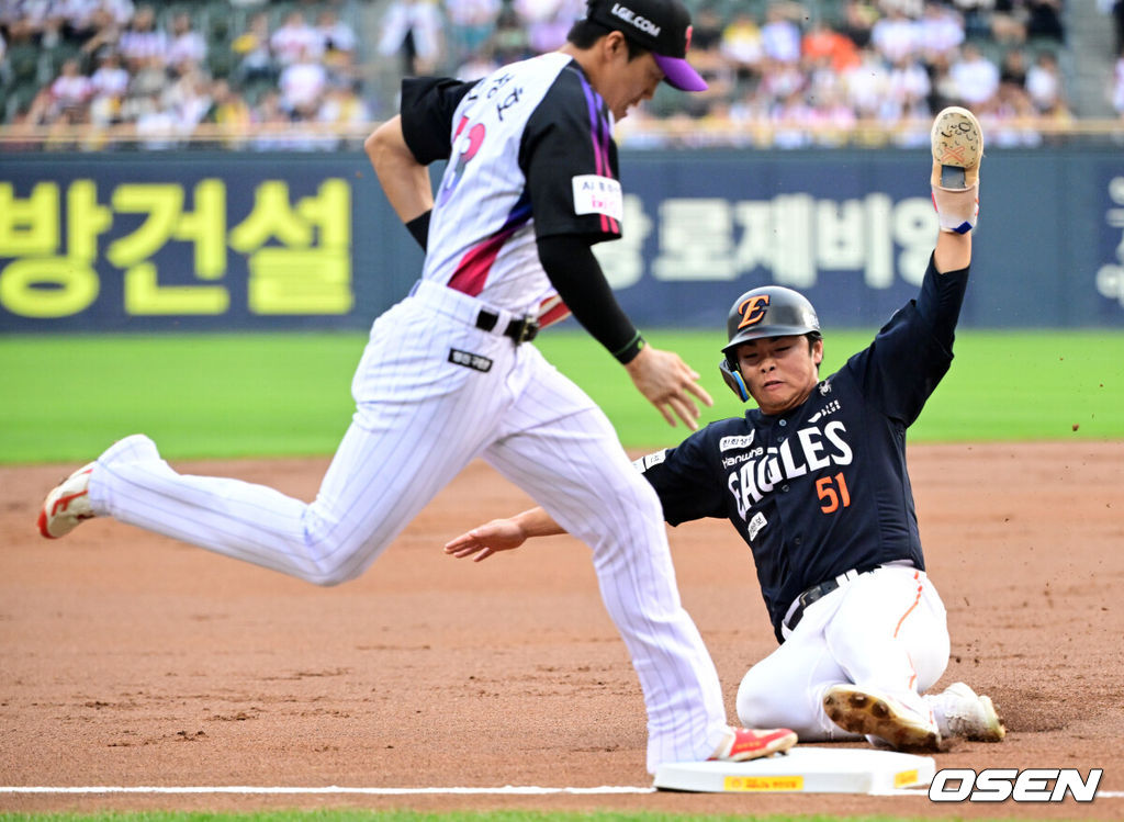 3일 서울 잠실야구장에서 2026 신한 SOL KBO리그 LG 트윈스와 한화 이글스의 경기가 열렸다.이날 LG는 웰스, 한화는 화이트를 선발투수로 내세웠다. 1회초 2사 1,2루에서 LG 천성호가 한화 강백호의 3루땅볼에 문현빈을 포스아웃 처리하고 있다. 2026.07.03 / jpnews@osen.co.kr