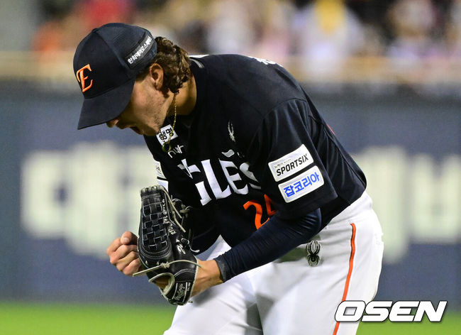 [OSEN=잠실, 지형준 기자] 3일 서울 잠실야구장에서 2026 신한 SOL KBO리그 LG 트윈스와 한화 이글스의 경기가 열렸다.이날 LG는 웰스, 한화는 화이트를 선발투수로 내세웠다.&nbsp;7회말 2사 1루에서 한화 화이트가 LG 문성주를 좌익수 플라이로 처리하며 포효하고 있다. 2026.07.03 / jpnews@osen.co.kr