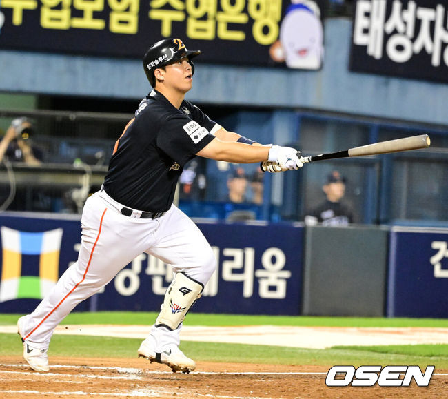 [OSEN=잠실, 지형준 기자] 3일 서울 잠실야구장에서 2026 신한 SOL KBO리그 LG 트윈스와 한화 이글스의 경기가 열렸다.이날 LG는 웰스, 한화는 화이트를 선발투수로 내세웠다.&nbsp;8회초 2사 1루에서 한화 노시환이 우월 투런포를 날리고 있다. 2026.07.03 / jpnews@osen.co.kr