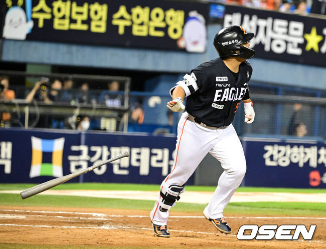 [OSEN=잠실, 지형준 기자] 3일 서울 잠실야구장에서 2026 신한 SOL KBO리그 LG 트윈스와 한화 이글스의 경기가 열렸다.이날 LG는 웰스, 한화는 화이트를 선발투수로 내세웠다.&nbsp;9회초 2사 3루에서 한화 강백호가 좌월 투런포를 날리고 있다. 2026.07.03 / jpnews@osen.co.kr