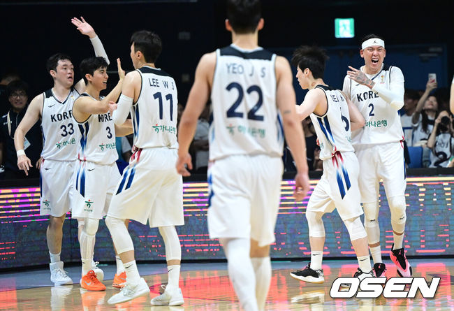 [OSEN=고양, 최규한 기자] 3일 오후 경기도 고양 소노 아레나에서 ’2027 FIBA 카타르 농구월드컵’ 아시아 예선 1라운드 5차전 대한민국과 대만의 경기가 열렸다.니콜라스 마줄스 감독이 이끄는 한국 남자농구대표팀은 이날 경기에서 대만을 잡으면 최소 조 3위를 확정짓고 아시아예선 2라운드로 향한다.4쿼터, 한국 이정현이 3점슛을 성공시킨 뒤 동료들과 기뻐하고 있다. 2026.07.03 / dreamer@osen.co.kr