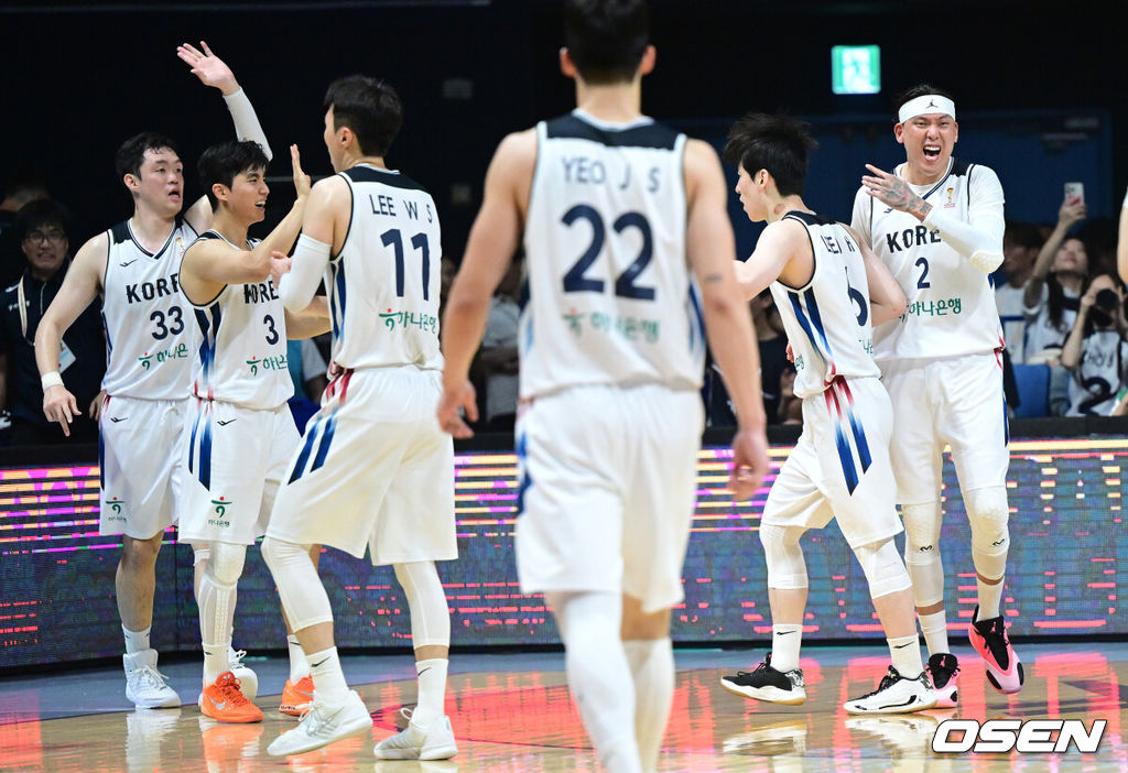 3일 오후 경기도 고양 소노 아레나에서 ’2027 FIBA 카타르 농구월드컵’ 아시아 예선 1라운드 5차전 대한민국과 대만의 경기가 열렸다.니콜라스 마줄스 감독이 이끄는 한국 남자농구대표팀은 이날 경기에서 대만을 잡으면 최소 조 3위를 확정짓고 아시아예선 2라운드로 향한다.4쿼터, 한국 이정현이 3점슛을 성공시킨 뒤 동료들과 기뻐하고 있다. 2026.07.03 / dreamer@osen.co.kr