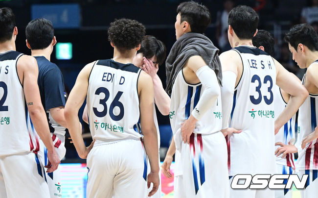 [OSEN=고양, 최규한 기자] 3일 오후 경기도 고양 소노 아레나에서 ’2027 FIBA 카타르 농구월드컵’ 아시아 예선 1라운드 5차전 대한민국과 대만의 경기가 열렸다.한국은 이날 연장 승부 끝에 80-82로 대만에 경기를 내줬다.경기를 마치고 한국 선수들이 아쉬워하고 있다. 2026.07.03 / dreamer@osen.co.kr