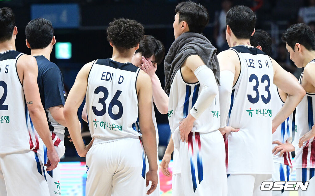 3일 오후 경기도 고양 소노 아레나에서 ’2027 FIBA 카타르 농구월드컵’ 아시아 예선 1라운드 5차전 대한민국과 대만의 경기가 열렸다.한국은 이날 연장 승부 끝에 80-82로 대만에 경기를 내줬다.경기를 마치고 한국 선수들이 아쉬워하고 있다. 2026.07.03 / dreamer@osen.co.kr