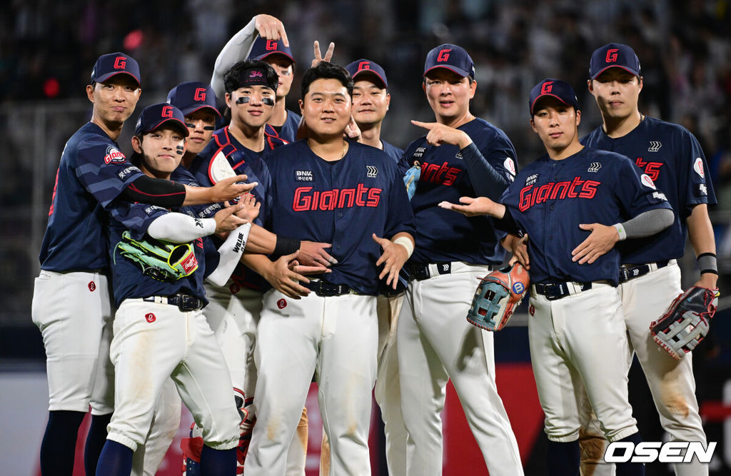 프로야구 롯데 자이언츠가 김진욱의 호투와 한동희의 멀티홈런으로 완승을 기록했다.롯데는 3일 수원KT위즈파크에서 열린 '2026 신한 SOL KBO리그' 정규시즌 KT 위즈와의 맞대결에서 4-0으로 승리를 거뒀다. 이로써 롯데는 전날(2일) 두산전 3-8 완패의 충격을 딛고 다시 승리를 수확했다. 시즌 35승 43패 2무를 마크했다. KT는 2연패로 44승 34패 1무를 기록했다. 3위 자리를 지켰지만 최근 침체된 분위기를 극복하지는 못하고 있다.롯데가 승리를 기뻐하고 있다. 2026.07.03 /cej@osen.co.kr