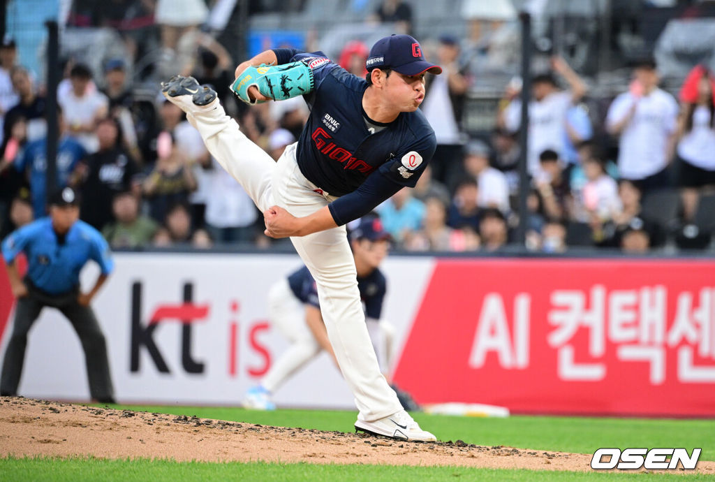 3일 수원 KT위즈파크에서 ‘2026 신한 SOL Bank KBO리그’ KT 위즈와 롯데 자이언츠의 경기가 열렸다.홈팀 KT는 로건, 방문팀 롯데는 김진욱을 선발로 내세웠다.1회말 롯데 김진욱이 역투하고 있다. 2026.07.03 /cej@osen.co.kr