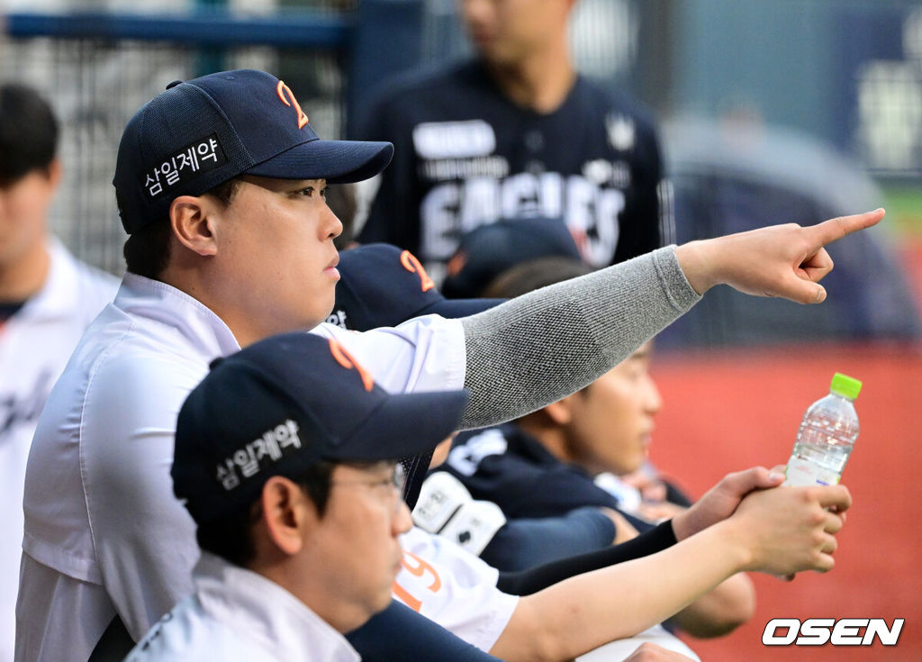 3일 서울 잠실야구장에서 2026 신한 SOL KBO리그 LG 트윈스와 한화 이글스의 경기가 열렸다. 이날 LG는 웰스, 한화는 화이트를 선발투수로 내세웠다. 1회말 한화 류현진이 경기를 지켜보고 있다. 2026.07.03 / jpnews@osen.co.kr