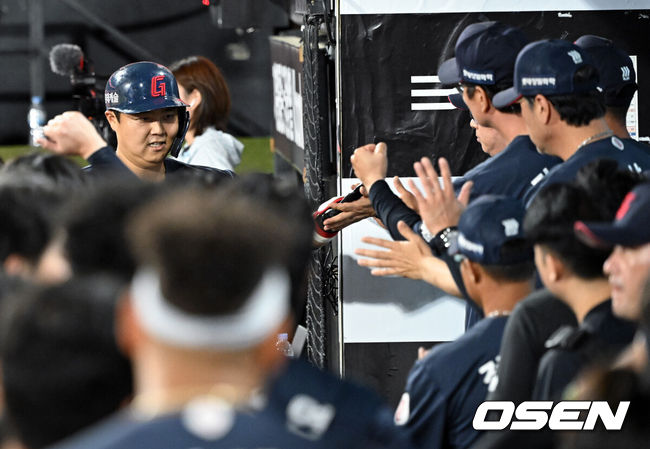 [OSEN=수원, 조은정 기자]3일 수원 KT위즈파크에서 ‘2026 신한 SOL Bank KBO리그’ KT 위즈와 롯데 자이언츠의 경기가 열렸다.홈팀 KT는 로건, 방문팀 롯데는 김진욱을 선발로 내세웠다.8회초 2사 3루에서 롯데 한동희가 달아나는 투런 홈런을 날린 뒤 김태형 감독의 환영을 받고 있다. 4회 선제 투런포에 이은 멀티 홈런. 2026.07.03 /cej@osen.co.kr