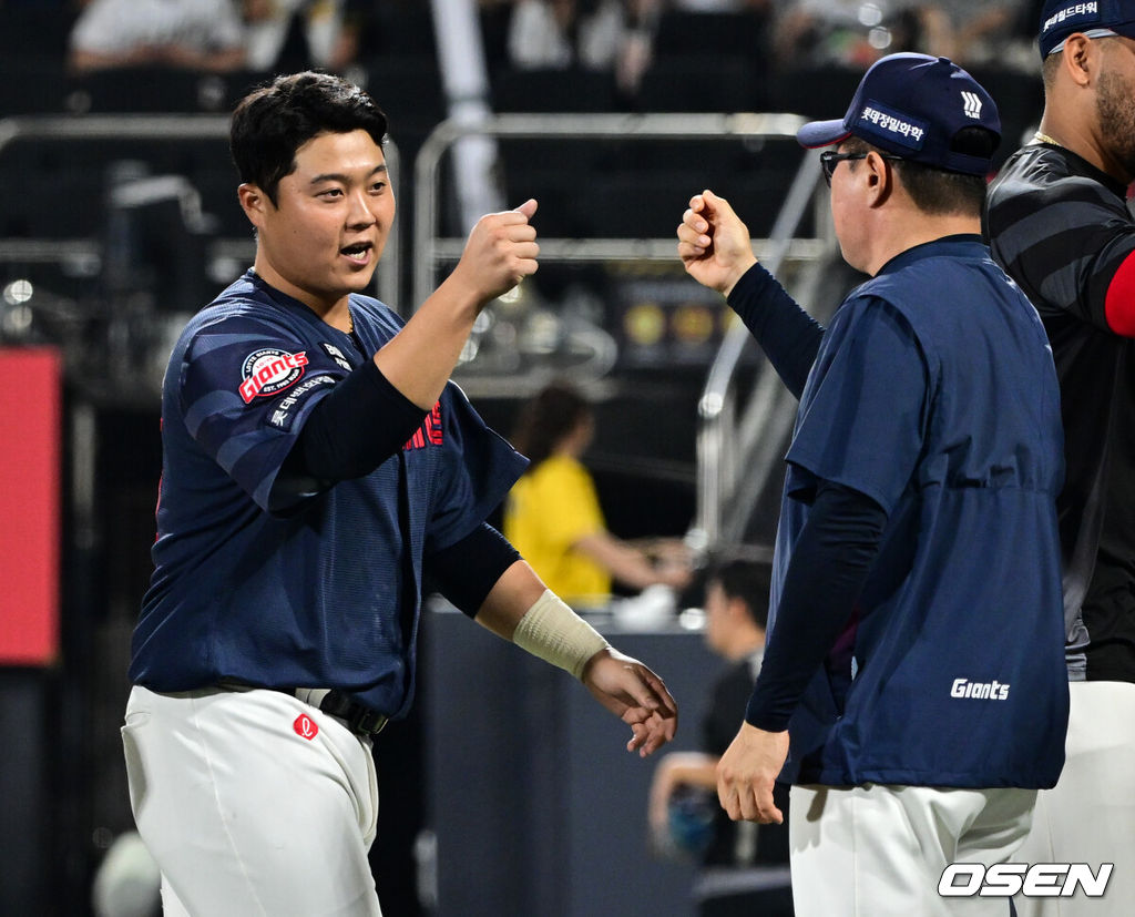 프로야구 롯데 자이언츠가 김진욱의 호투와 한동희의 멀티홈런으로 완승을 기록했다.롯데는 3일 수원KT위즈파크에서 열린 '2026 신한 SOL KBO리그' 정규시즌 KT 위즈와의 맞대결에서 4-0으로 승리를 거뒀다. 이로써 롯데는 전날(2일) 두산전 3-8 완패의 충격을 딛고 다시 승리를 수확했다. 시즌 35승 43패 2무를 마크했다. KT는 2연패로 44승 34패 1무를 기록했다. 3위 자리를 지켰지만 최근 침체된 분위기를 극복하지는 못하고 있다.롯데 김태형 감독이 한동희와 승리를 기뻐하고 있다. 2026.07.03 /cej@osen.co.kr