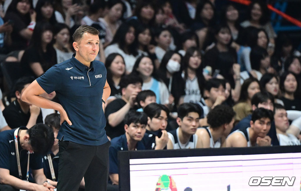 3일 오후 경기도 고양 소노 아레나에서 ’2027 FIBA 카타르 농구월드컵’ 아시아 예선 1라운드 5차전 대한민국과 대만의 경기가 열렸다.한국은 이날 연장 승부 끝에 80-82로 대만에 경기를 내줬다.연장전, 한국 니콜라스 마줄스 감독이 생각에 잠겨있다. 2026.07.03 / dreamer@osen.co.kr
