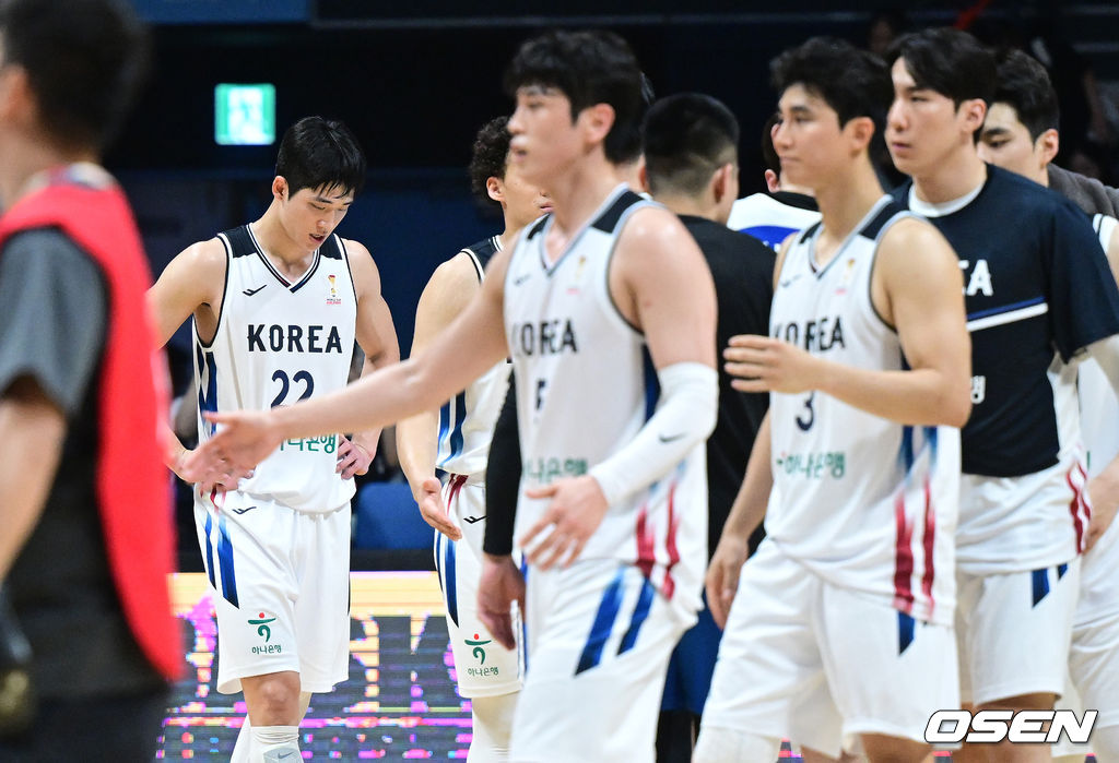 3일 오후 경기도 고양 소노 아레나에서 ’2027 FIBA 카타르 농구월드컵’ 아시아 예선 1라운드 5차전 대한민국과 대만의 경기가 열렸다.한국은 이날 연장 승부 끝에 80-82로 대만에 경기를 내줬다.경기를 마치고 한국 여준석을 비롯한 선수들이 아쉬워하고 있다. 2026.07.03 / dreamer@osen.co.kr
