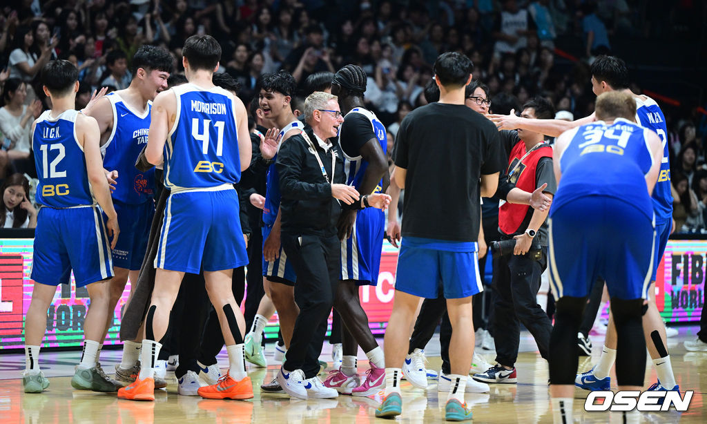 3일 오후 경기도 고양 소노 아레나에서 ’2027 FIBA 카타르 농구월드컵’ 아시아 예선 1라운드 5차전 대한민국과 대만의 경기가 열렸다.한국은 이날 연장 승부 끝에 80-82로 대만에 경기를 내줬다.경기를 마치고 대만 선수들과 코칭스태프가 승리를 기뻐하고 있다. 2026.07.03 / dreamer@osen.co.kr