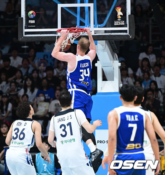 [OSEN=고양, 최규한 기자] 3일 오후 경기도 고양 소노 아레나에서 ’2027 FIBA 카타르 농구월드컵’ 아시아 예선 1라운드 5차전 대한민국과 대만의 경기가 열렸다.한국은 이날 연장 승부 끝에 80-82로 대만에 경기를 내줬다.연장전, 대만 브랜든 길벡이 덩크를 성공시키고 있다. 2026.07.03 / dreamer@osen.co.kr